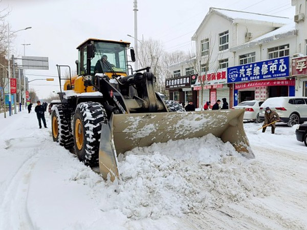 除雪保畅，尊龙凯时铁肩道义勇担重任！